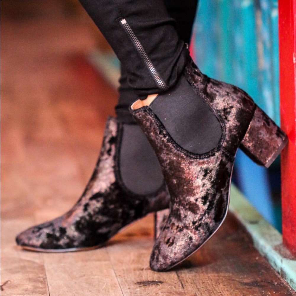NIB Black Bronze Chelsea Style Ankle Booties - Picture 3 of 6